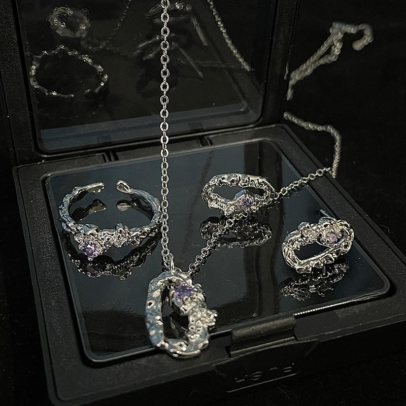 Fioletowy Cyrkon Inkrustowany Niszowy Design Prosty Nieregularny Naszyjnik Wysokiej Klasy Kolczyki Sztyfty Otwarty Pierścionek Zestaw