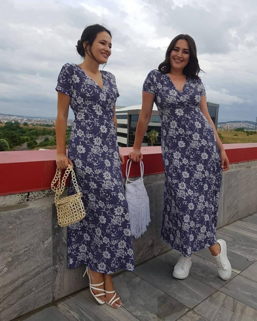 

Платье из крепа с цветочным узором и двубортным воротником