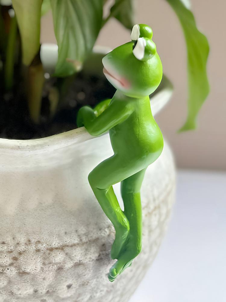 Resin Frog Sculpture Cute Climbing Frog Figurines Flower Pot Hugger for Plant Lovers Yard Patio Lawn