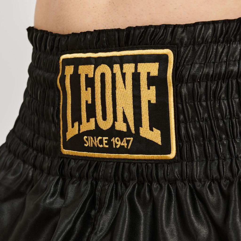 Pantaloni scurți LEONE 1947 Muay Thai Kickboxing, Unisex [BASIC 2], Material satinat, Disponibili în culori asortate cu mănușile (Dimensiune L), Negru, AB970 [Autentic]