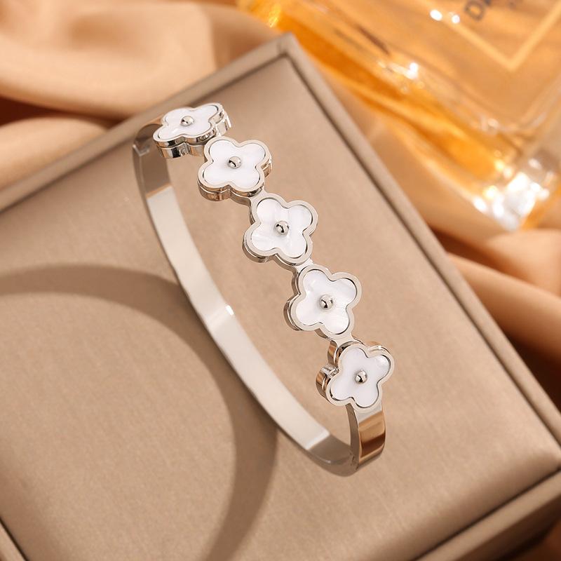 Fashionable White Shell Clover Titanium Steel Bracelet for Women 18K Non Fading Bracelet