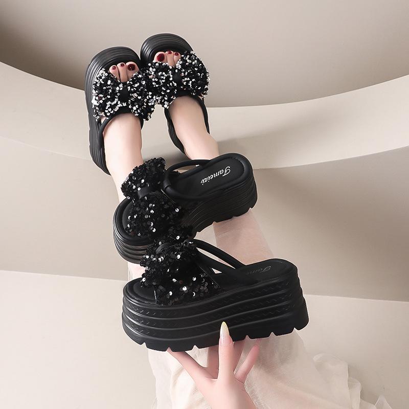 2025 new thick-soled sequins one-word women's outer wear summer fashion new round head fashion beach cool slippers
