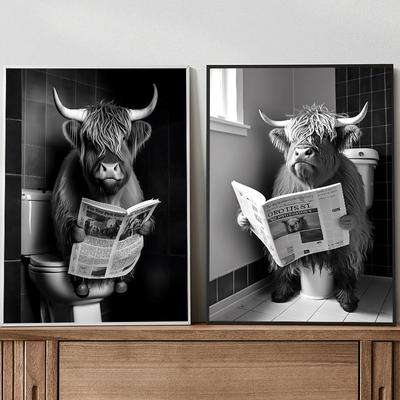 Drôle de vache des Highlands assise sur les toilettes et lit un journal, sans cadre, impression murale mignonne et joyeuse d'animaux et humour amusant, décoration de salle de bain