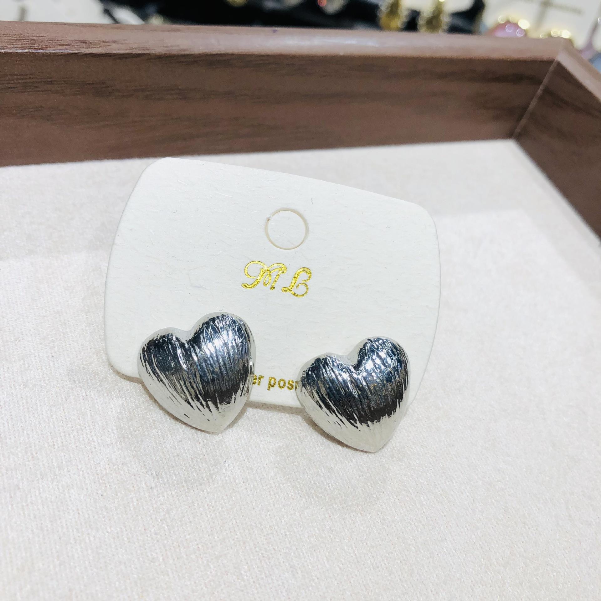 

Sandblast Metal Heart Earrings For Women Cute Post Studs Classic Fashion Textured Jewelry Love Gifts Retro New Style срібний