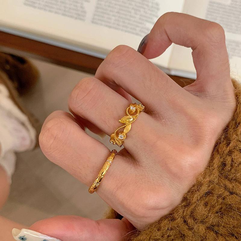 Light Luxury Exquisite Hollow Out Leaf Rings for Women Vintage Palace Style Wire Drawing Yellow Ring High Quality Jewelry