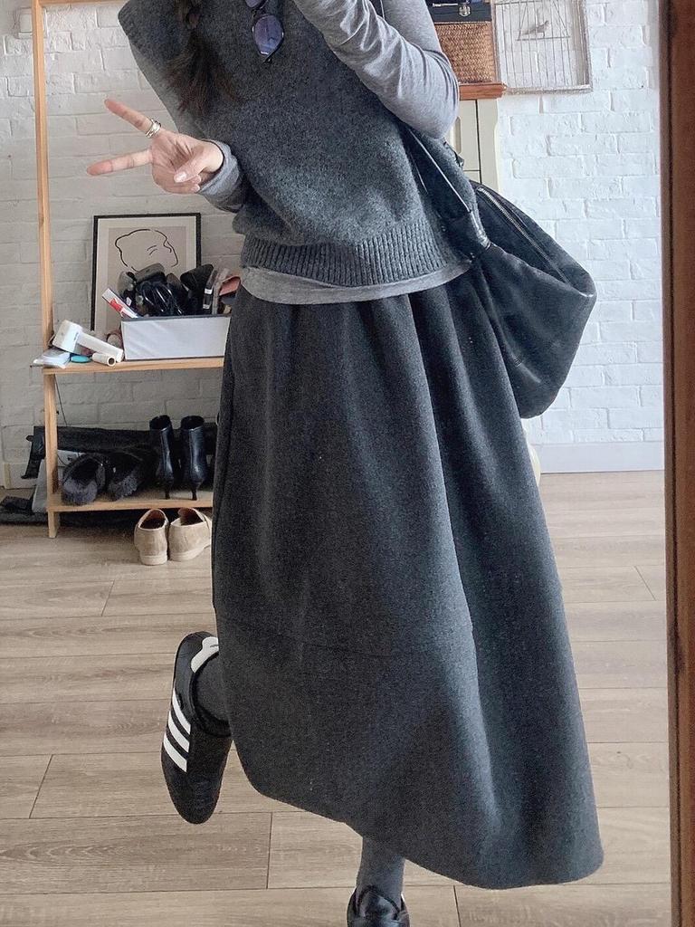 Korean Woolen Deep Gray Women's Skirt - 2025 Autumn/Winter Lazy Hip-Covering Style
