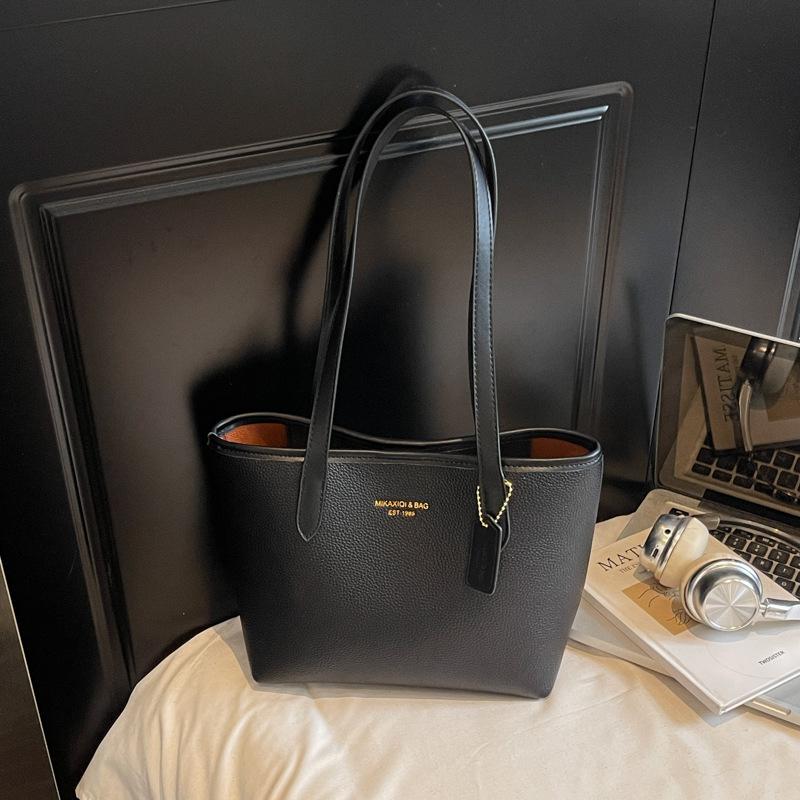 Large-capacity tote bag women's fashion autumn new commuter big bag high-value college student class shoulder bag