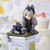 Cartoon-Katzenmädchen sitzt und isst Fisch Sojabohnenpulver Sitzhaltung kann Gesicht ändern Schönes Mädchen Figur Modell Spielzeug Geschenk