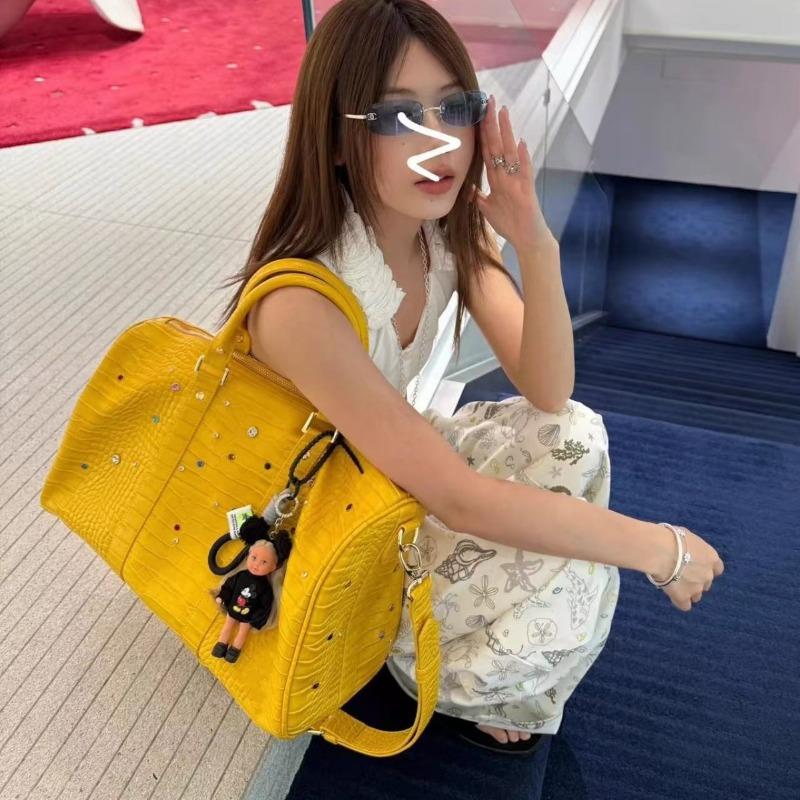 

Yellow imitation crocodile leather grain colored diamond gemstone niche messenger bag street trend portable travel bag men and women жёлтый