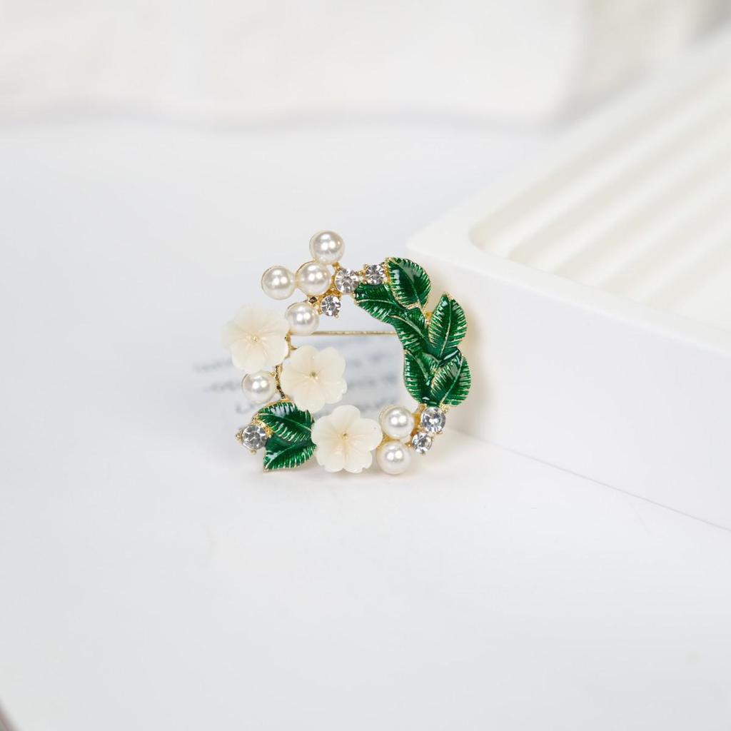 Retro Gardenia Pearl Brooch: Elegant Round Alloy Accessory for Suits and Coats