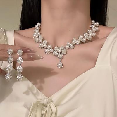 Elegante Set di Gioielli Floreali Retrò con Strass e Perle: Collana e orecchini