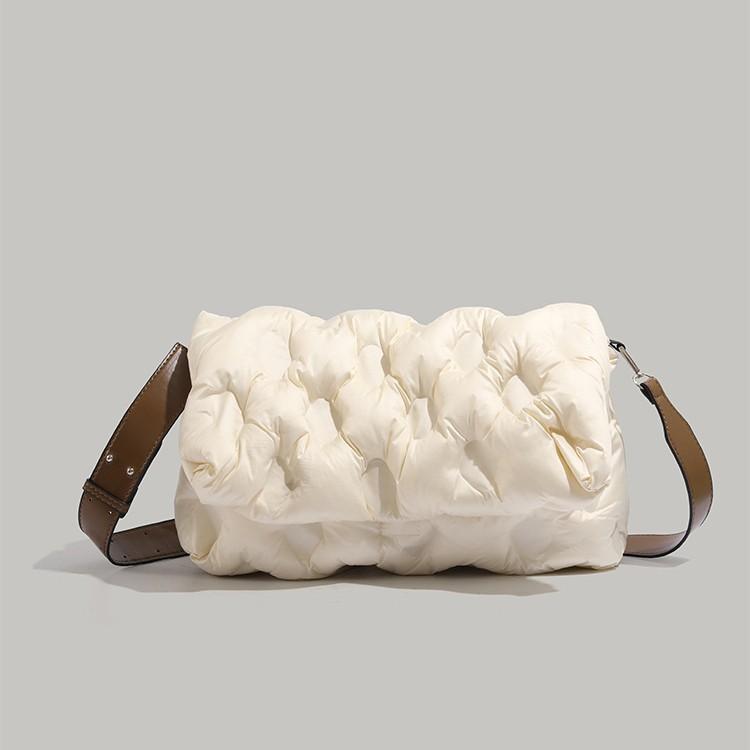 

Осень и зима новая сумка женская 2025 нишевая мягкая пуховая сумка-облако повседневный ленивый стиль сумка через плечо кросс-боди для девушки