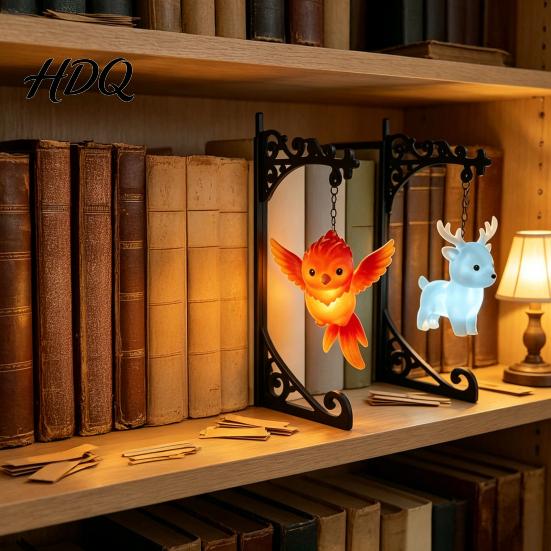 Dekoratives Desktop-Ornament Magische Bücherregal-Lampe mit Eulen-, Phönix- und Hirschfiguren Vintage-Eisenständer Geburtstagsüberraschung für Fans Helles Warmlicht