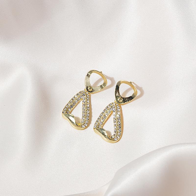 "Pendientes de Aguja Plateada: "Mariposa Retro y Estrella Azul"