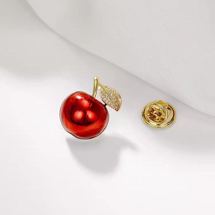 

Маленькая брошь в виде красного яблока, высококачественный женский нишевый дизайн, высококачественная летняя булавка для корсажа, фиксированная одежда, антибликовая пряжка