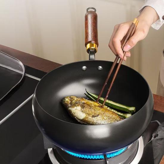 Koekenpan Signature in Geëmailleerd Gietijzer met Houten Handvat | Le Creuset NL