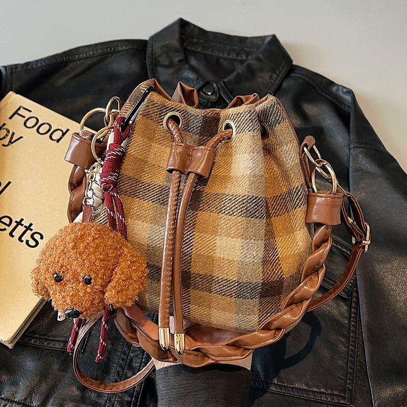 Fashionable Woolen Belt Bag Autumn and Winter New Versatile Ins Fashionable Commuting Retro Plaid Bucket