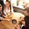 Übe Geduld Farkle Klassisches Würfelspiel mit Holzwürfeltablett Interaktives Spielzeug für Eltern und Kinder Strategiespiel Lustiges Brettspiel