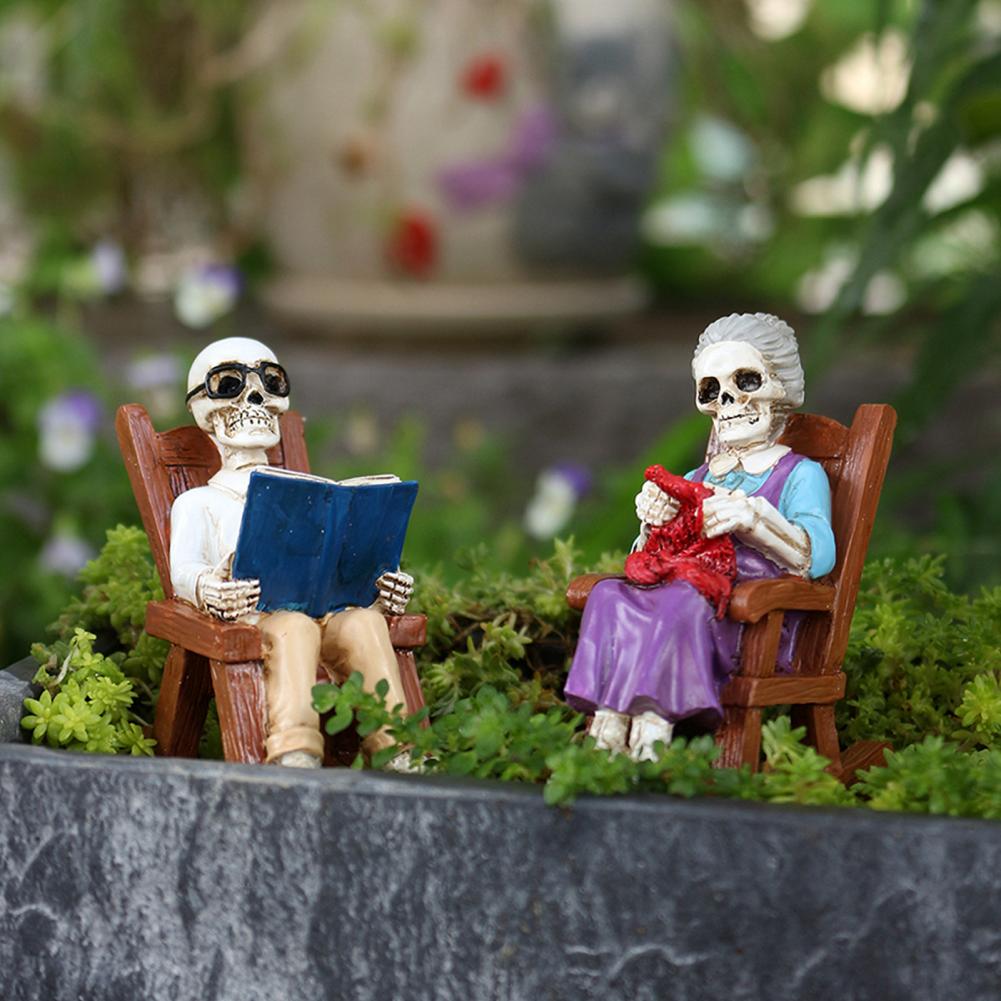 Reader Skull Figurines Skeleton Statue Halloween Decoration Halloween Skeleton Elderly Statues for Porch Courtyard Decor