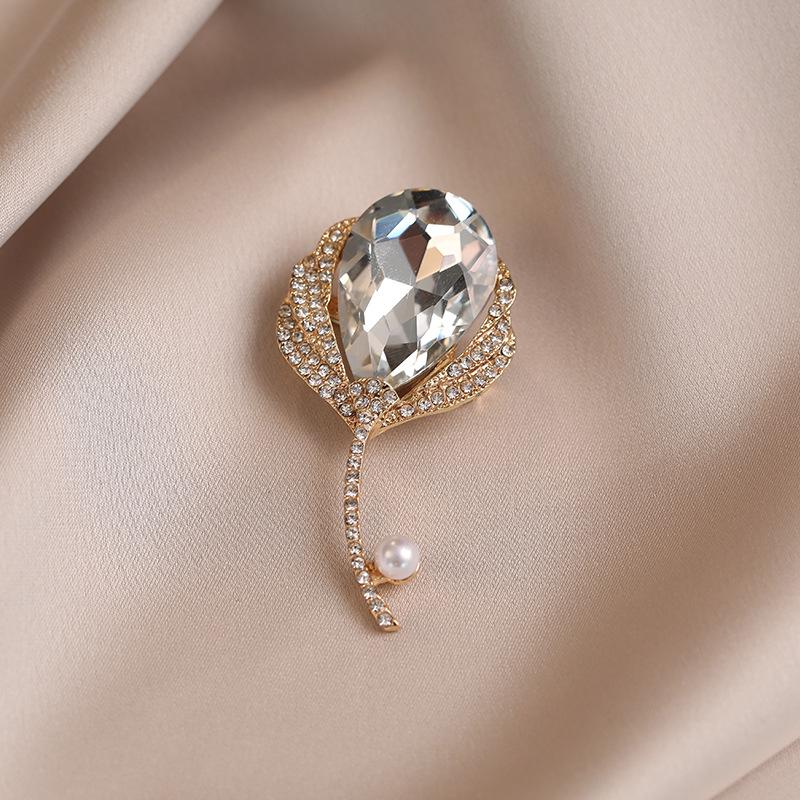 Exquisite High-End Schmetterlingsbrosche für Damenmode - Elegante Corsagen-Nadel & Kleidungsaccessoire