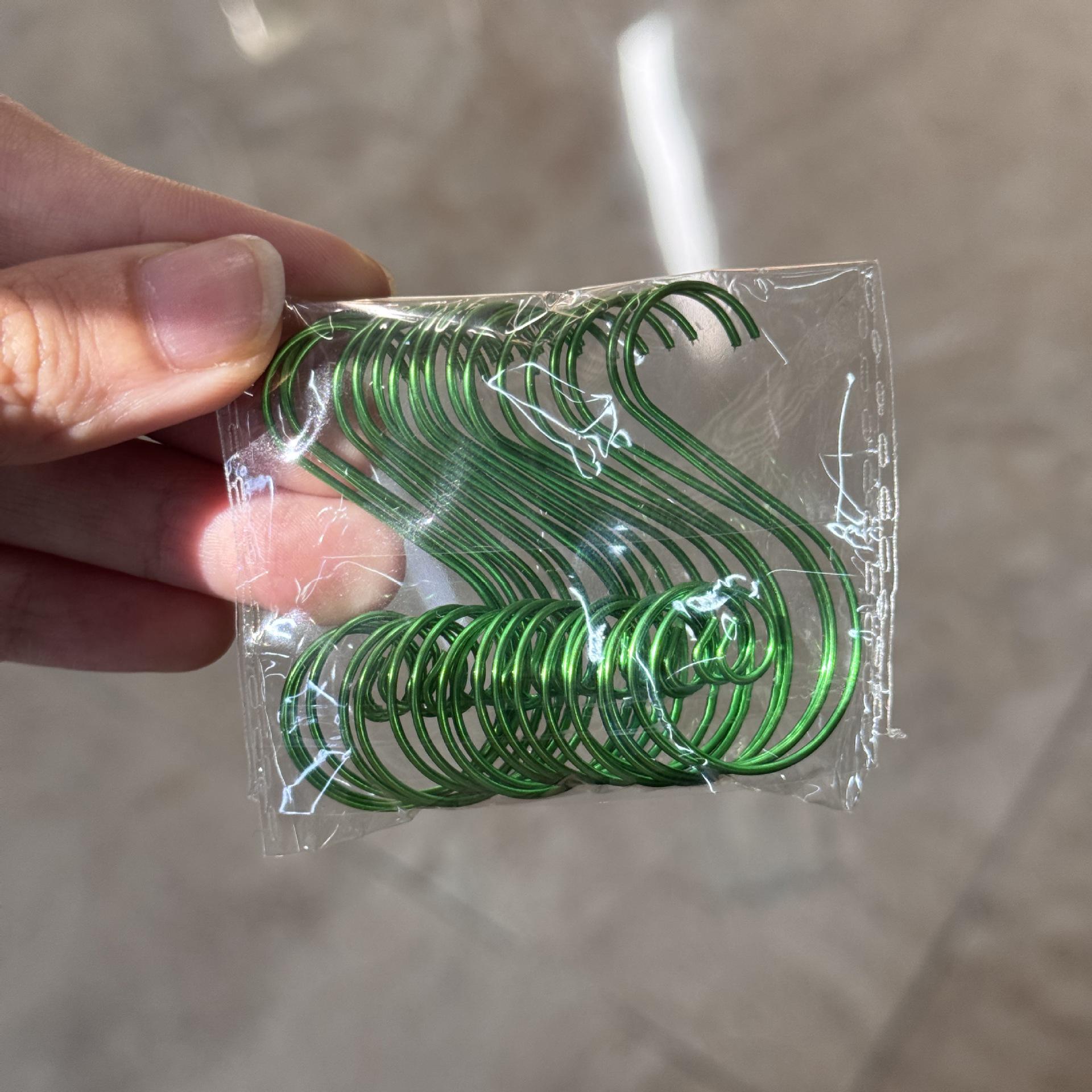 Набор из 50 рождественских S-образных крючков для праздничных украшений - держатели для чулок и елочные игрушки