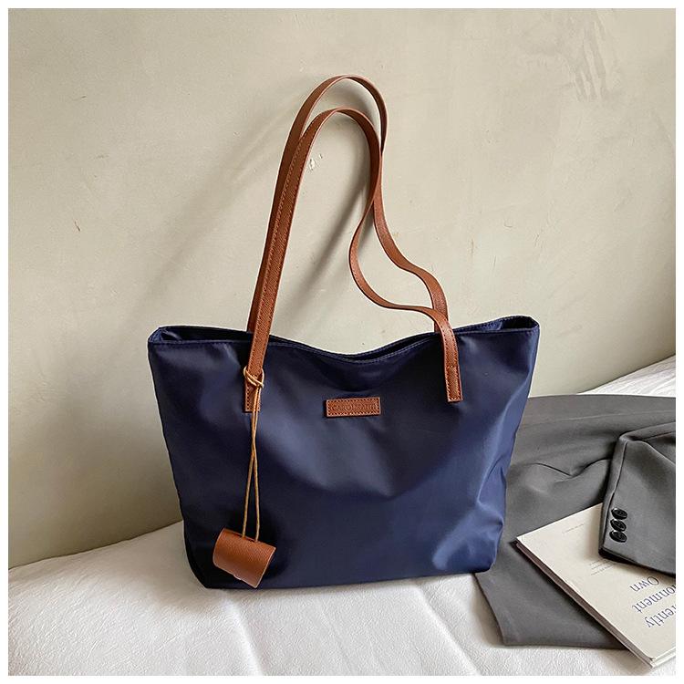 

Korean version of trendy casual tote bag women s 2025 new work leisure commuting Oxford cloth large capacity shoulder bag синий