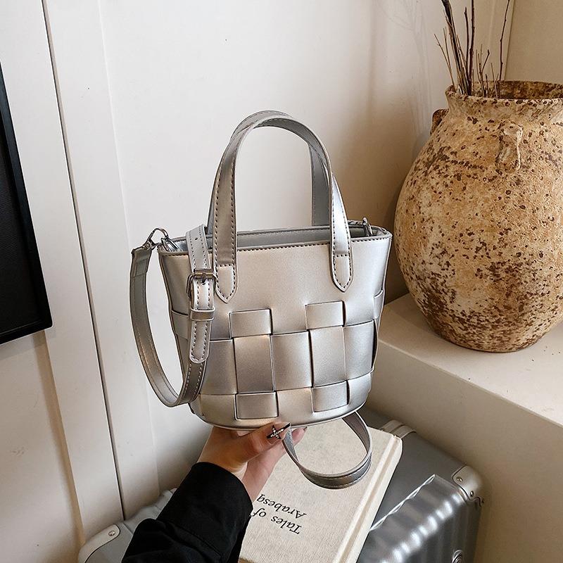 High-end niche woven bag women's new summer shoulder messenger bag fashionable portable bucket bag