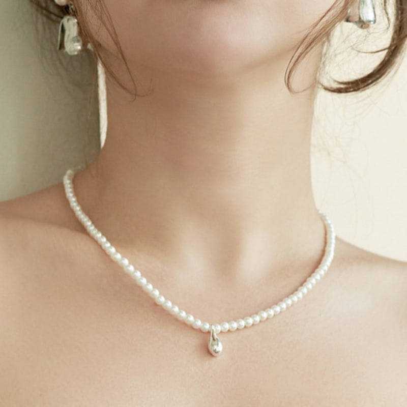 BESTY Drop of Light Pearl Necklace