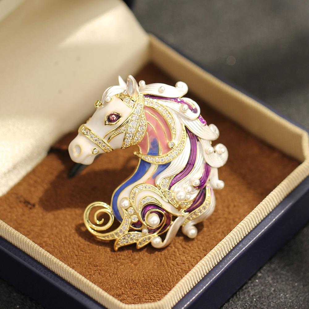 Neues Produkt, verträumte Tropfölgemälde dreidimensionaler weißer Pferdebrooch, elegantes Temperament, fortschrittlicher Sinn, steinbesetzter Tierkreiszeichen-Pin, weiblich