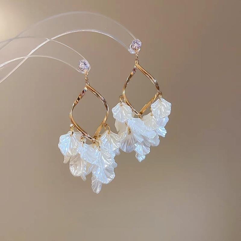 Holiday Style Long Tassel Stud Earrings New French Shell Diamond Earrings High-end Temperament Versatile Earrings