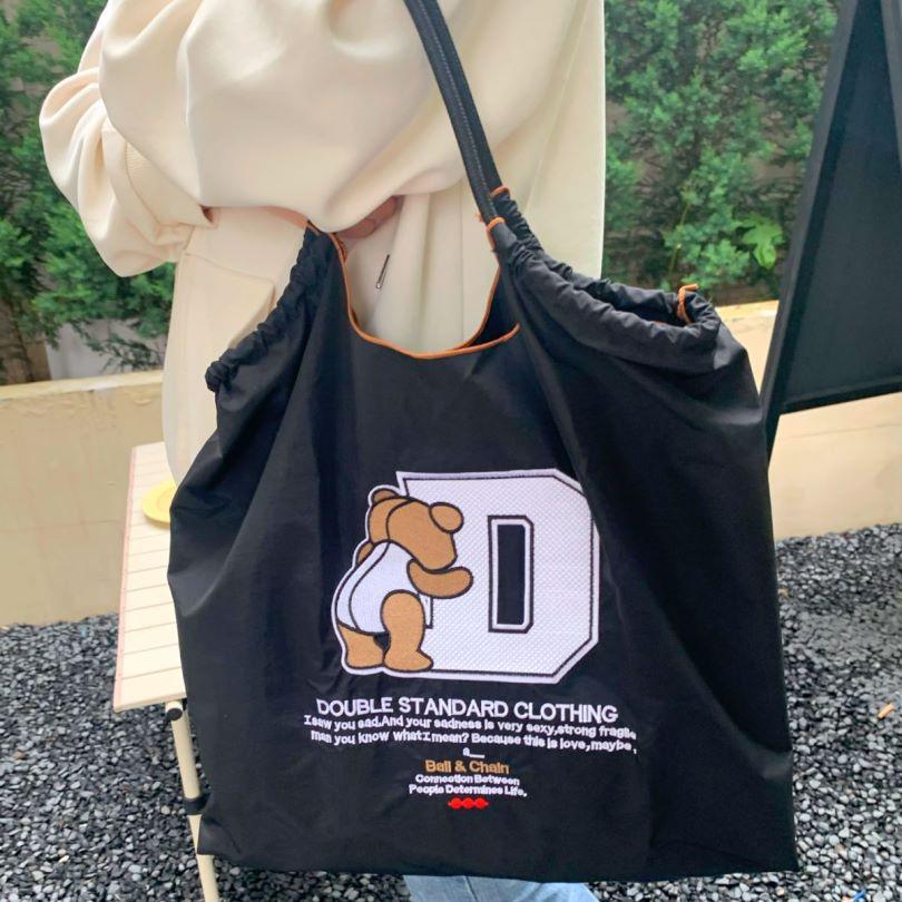 Borsa a Spalla con Orso Ricamato per Skateboard 2023 - Nylon Ecologico con Tracolla Larga
