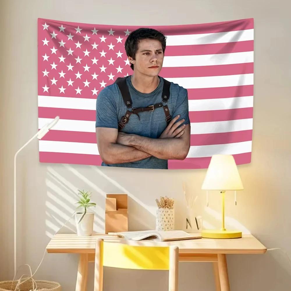 Dylan O'Briens Maze Runners Wandteppich mit rosa amerikanischen Flaggen für Schlafzimmer, Wohnzimmer, Heimdekoration, Hintergrundstoff, Festivalgeschenke