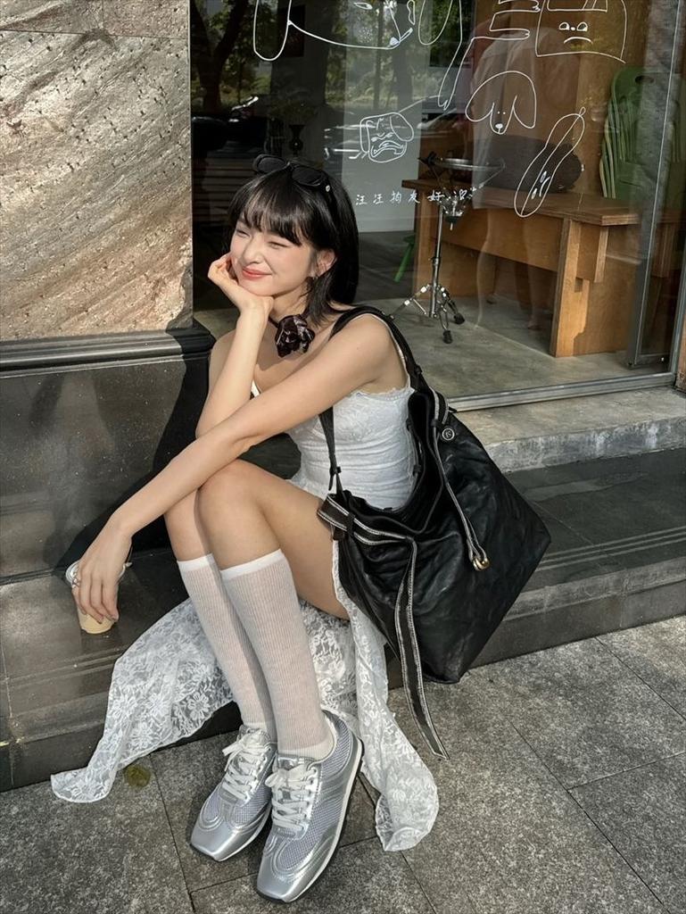 French lace v-neck suspender dress women's summer vacation irregular skirt white beautiful waist mid-length dress