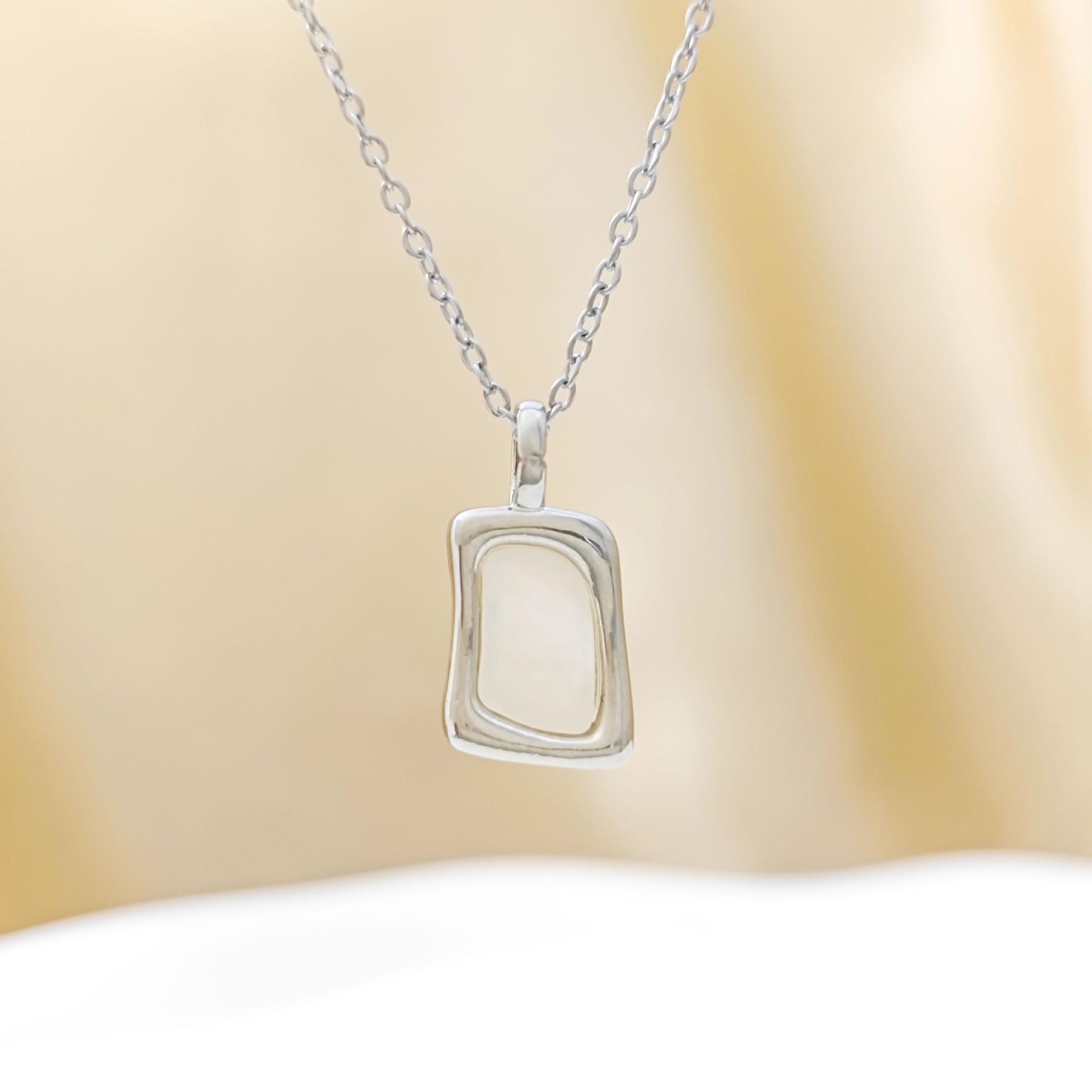 Elegant Mother-of-Pearl Zircon Rectangle Necklace - Chic and Luxurious Clavicle Accessory for Women’s Fashion