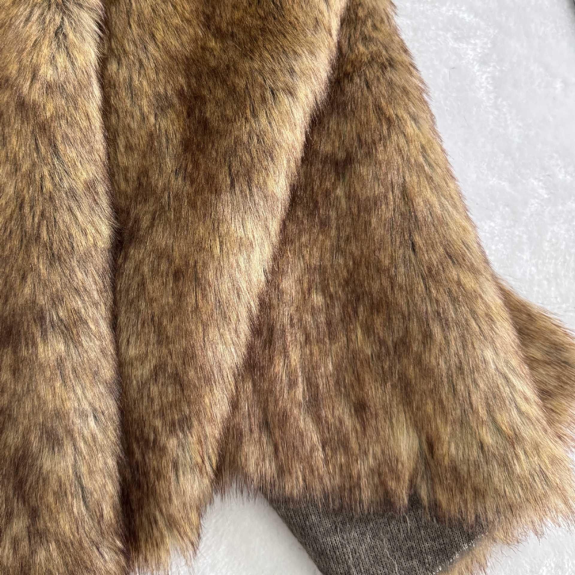 

Three-Color Imitation Wolf Fur Fabric: 700g/m², 25mm Pile for Hats, Toys, Shoes, Bags, Clothing, Crafts