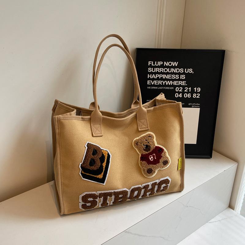

Bear towel embroidered tote bag class leisure bag women s shoulder bag large capacity 2025 autumn and winter handbag хаки