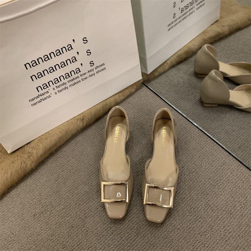 Klassiska fyrsäsongsskor med fyrkantigt spänne, ihåliga enskor i lackläder, hösten 2025 nya, lågskurna skor med fyrkantig tå och låg klack, damsandaler, yttre w