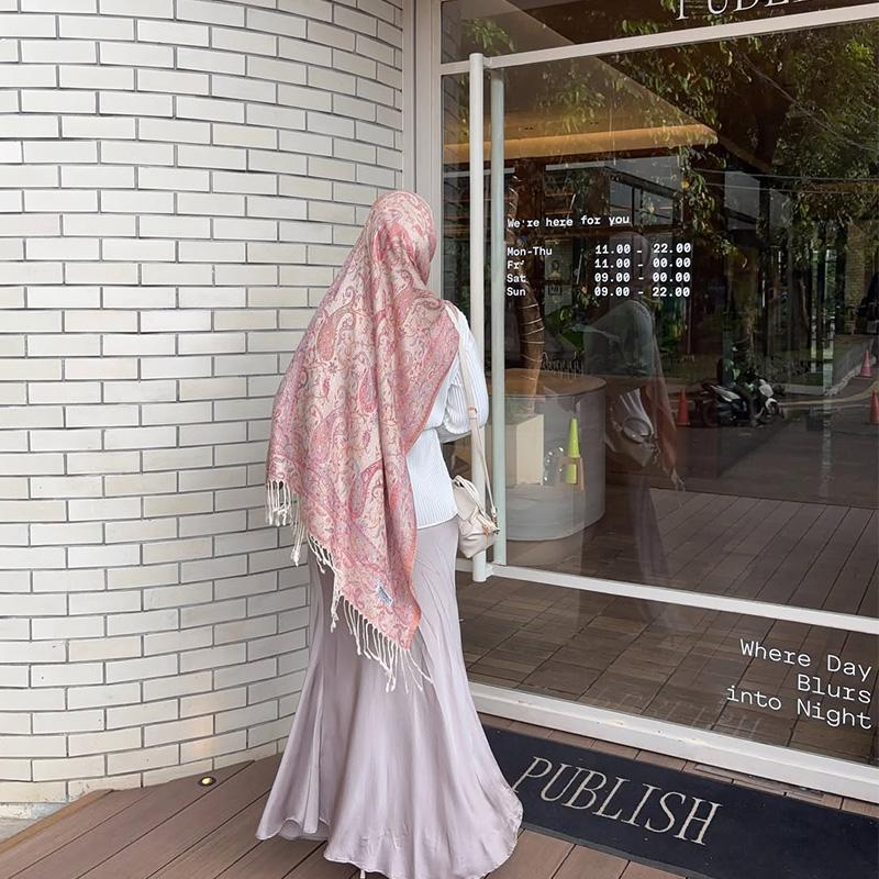 

Luxury Embroidery Cashmere Winter Scarves Women Ladies Elegant Poncho Pareo Cape Warm Shawl Chunky Headscarf Traveling Wrap 70x190cm