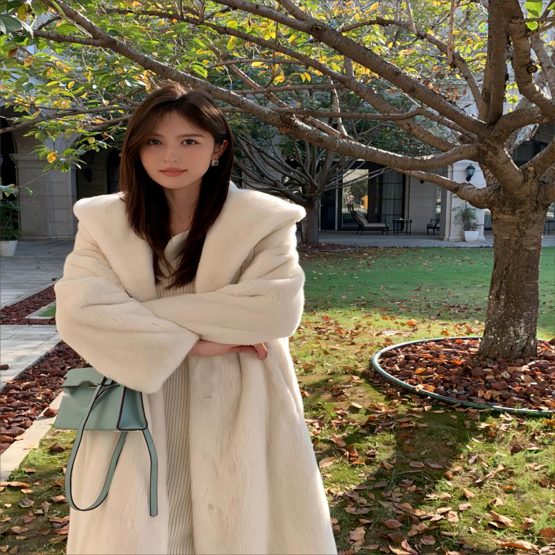 Paltonă de blană de nurcă imitație cu glugă extinsă de toamnă și iarnă pentru femei.