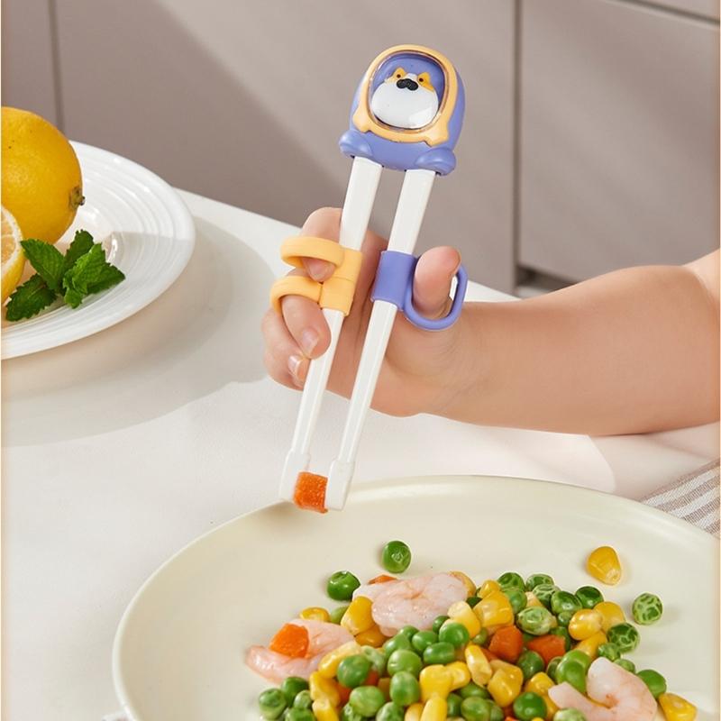 Ergonomische Kinder-Essstäbchen mit Auto-Rückstell-Technologie zur Förderung der frühen Selbstfütterungsfähigkeiten