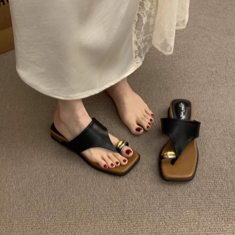 French retro metal buckle cover toe sandals women's 2025 new niche thick-soled one-pedal beach shoes summer wear