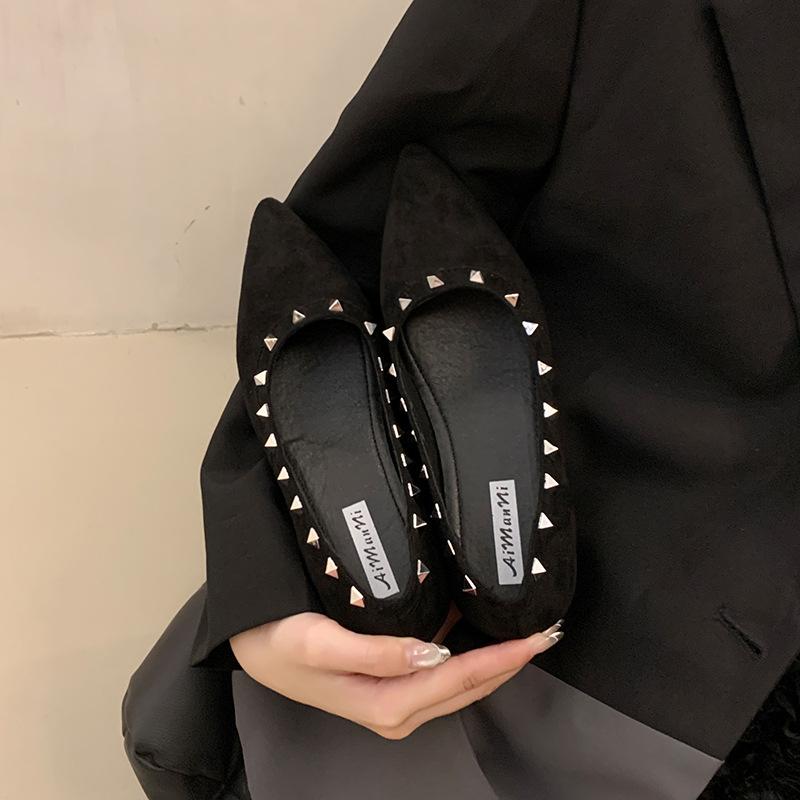 

Pointed inner height increase rivet single shoes women s high heels 2025 spring new soft-soled red wedding shoes banquet ladyshoes 40 чёрный