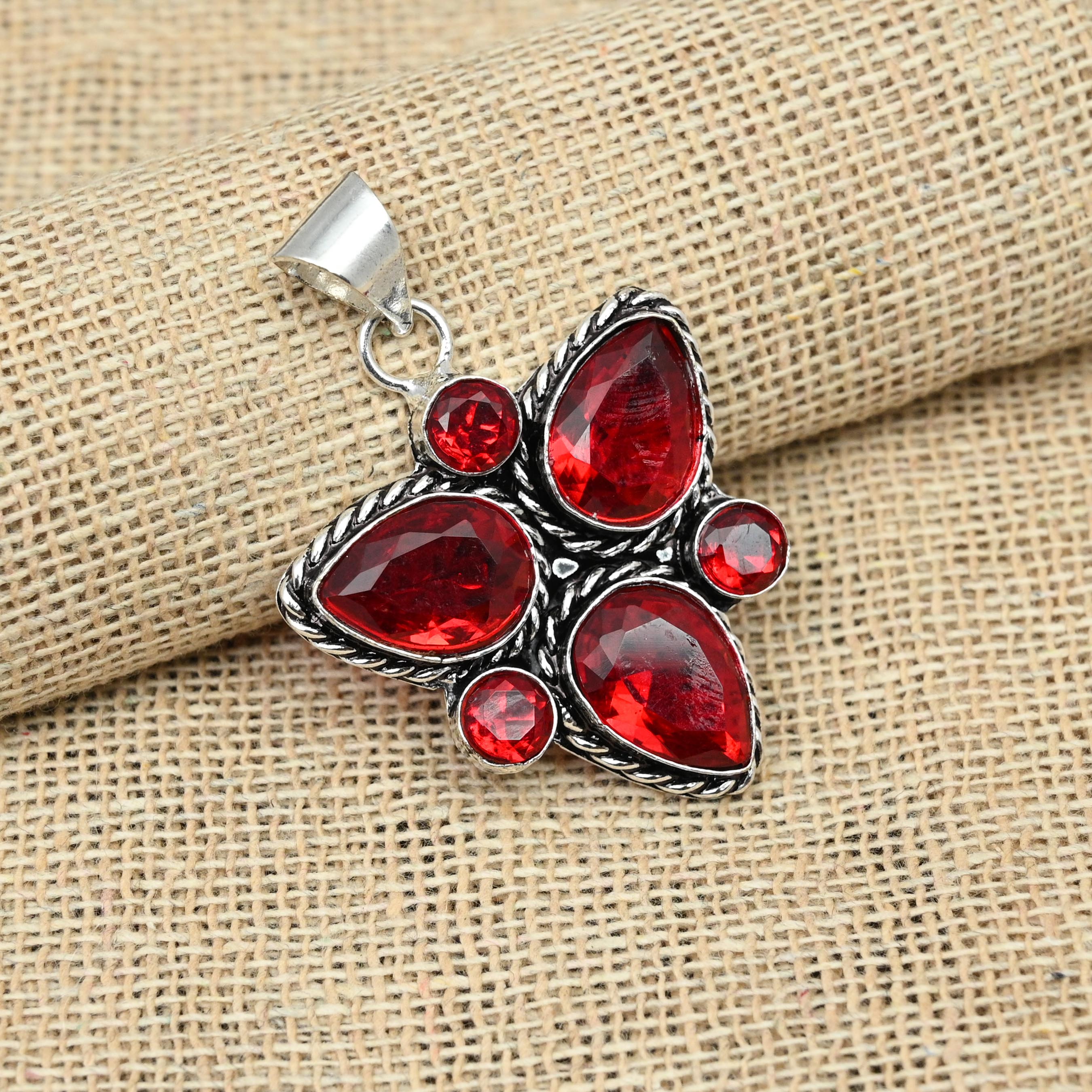 

Красный гранат драгоценный камень стерлингового серебра 925 пробы дизайнерские ювелирные изделия ручной работы женский кулон 1.81 Inches красный