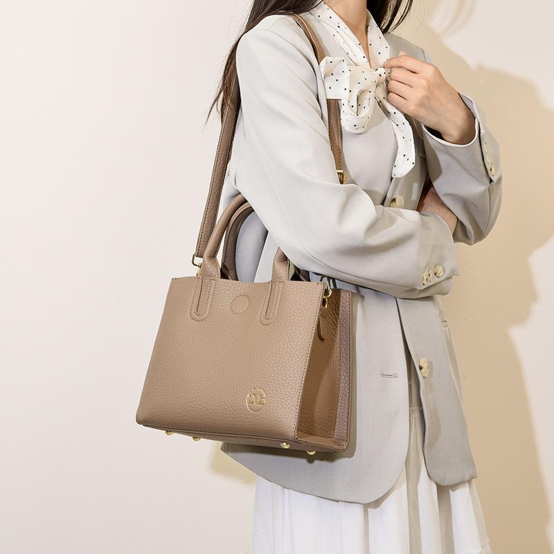 Simple Messenger Bag Small Bag 2025 New Women's Bag Fashionable Versatile Envelope Bag Lightweight Send Mother Mailman Bag Tide