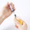Comment transférer du parfum, des cosmétiques et de petits flacons à l'aide d'une pipette et d'une seringue