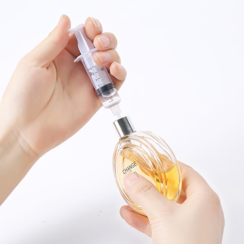 Comment transférer du parfum, des cosmétiques et de petits flacons à l'aide d'une pipette et d'une seringue