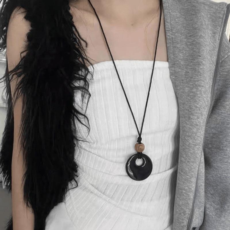 Bohemian Geometric Pendant Necklace Niche Retro Temperament Collarbone Chain Light Luxury Versatile High-end Jewelry