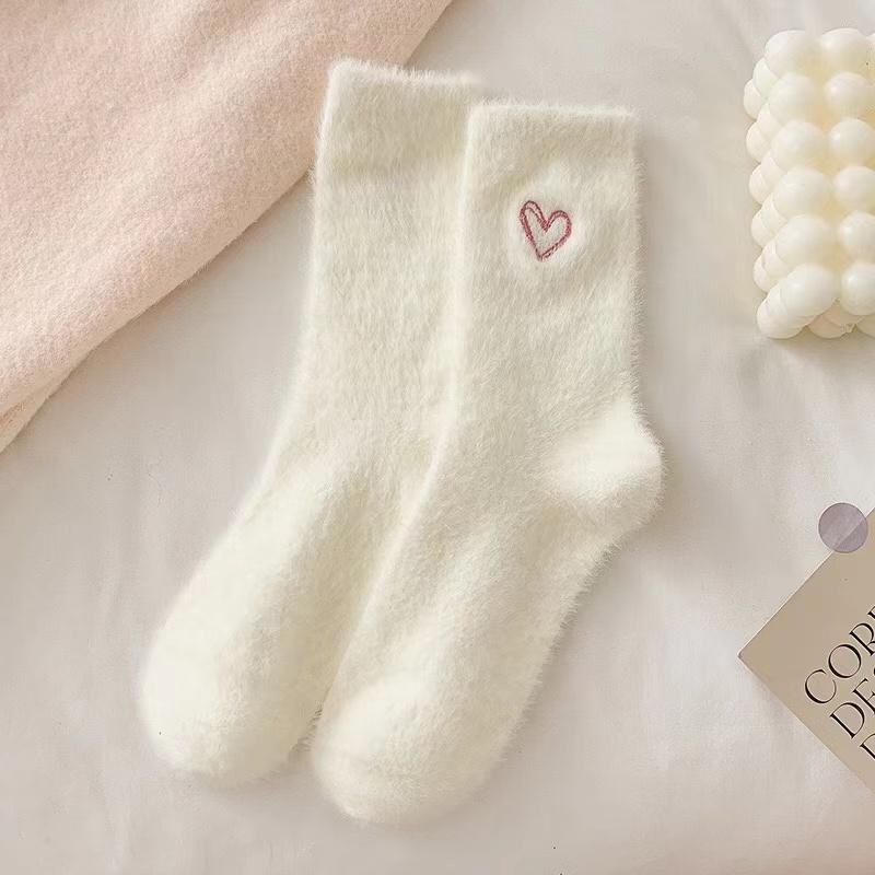 Calcetines gruesos de media caña de visón rosa con corazón bordado para mujer otoño invierno cálidos para dormir en casa color sólido calcetín de felpa