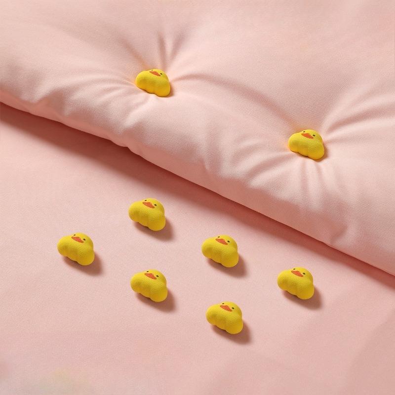 The Duck-shaped Quilt Holder Is Skin-friendly, Scratch-free, Anti-running and Detachable for Students' Home Use