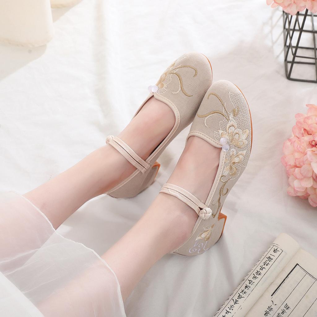 Ruoyan, the new square heel is matched with cheongsam, new Chinese Hanfu shoes, versatile ethnic style single shoes, embroidered shoes.